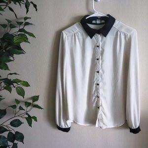 Black and white button up blouse 👜